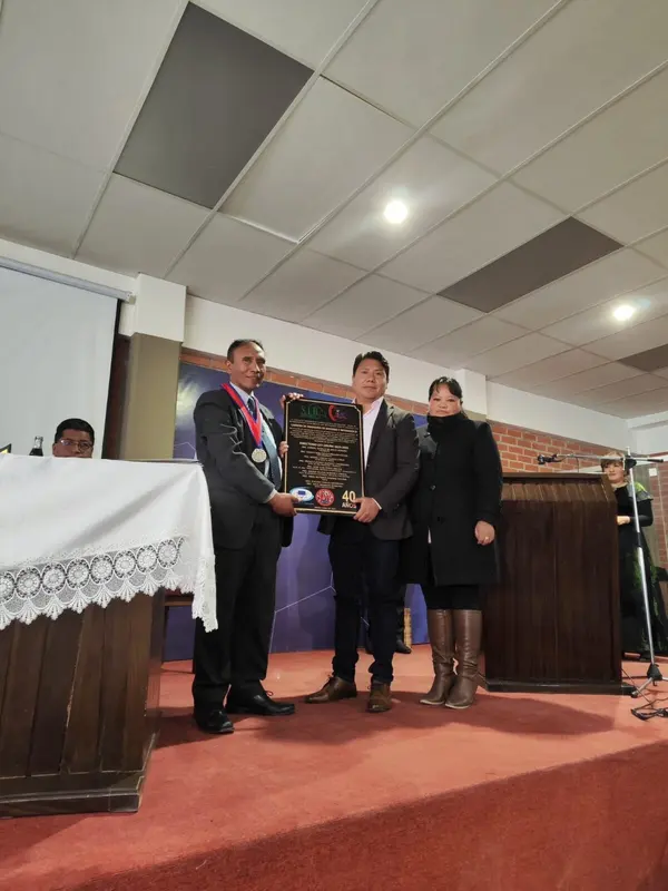 Entrega de un reconocimiento profesional