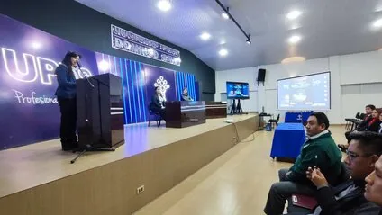 Curso de capacitación en un auditorio universitario