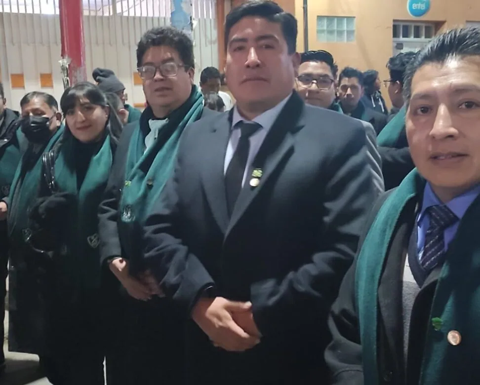 Afiliadas y afiliados con sus estolas en el desfile